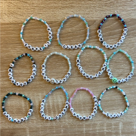 11 Taylor Swift lover friendship bracelets - Picture 1 of 1